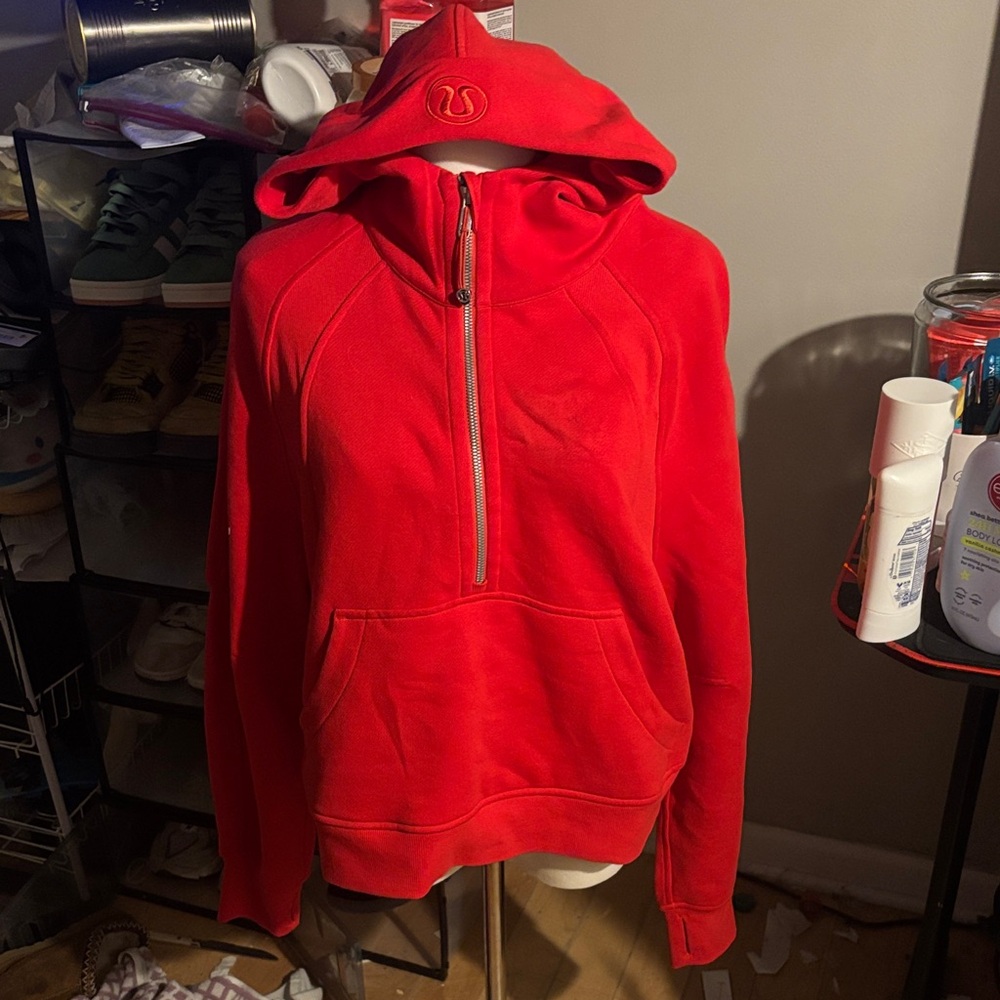 Red Lululemon scuba size m/l good condition